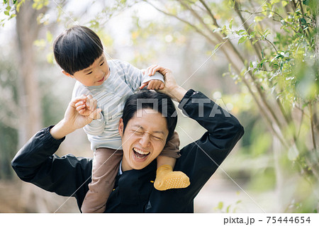 子供と遊ぶ父親・育児に積極的な男性イメージ 子供と遊ぶ父親・育児に積極的な男性イメージ 75444654