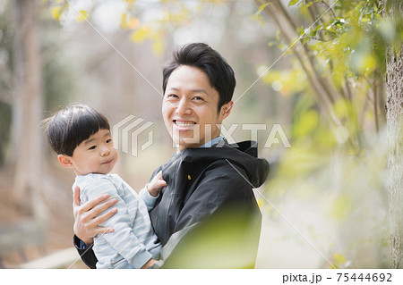 子供と遊ぶ父親・育児に積極的な男性イメージ 子供と遊ぶ父親・育児に積極的な男性イメージ 75444692