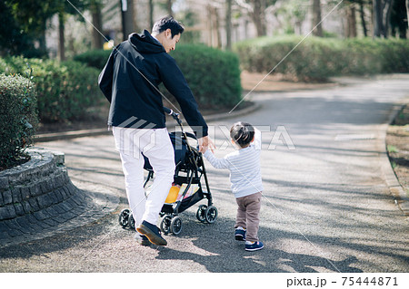 父親と公園を散歩する男の子・男性の子育てイメージ 75444871