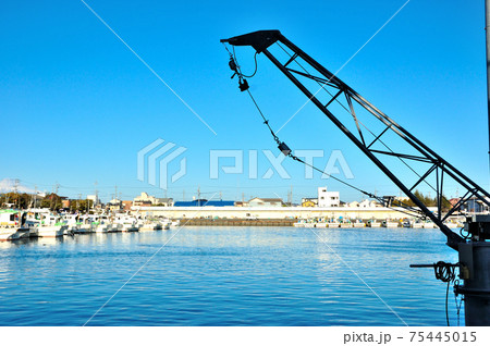 用宗漁港のクレーン 75445015