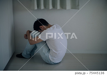 落ち込む男性・引きこもる男性イメージ 落ち込む男性・引きこもる男性イメージ 75445136