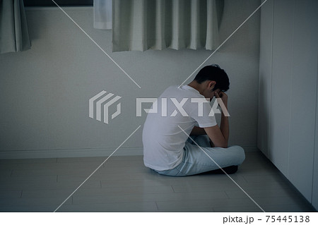 落ち込む男性・引きこもる男性イメージ 75445138