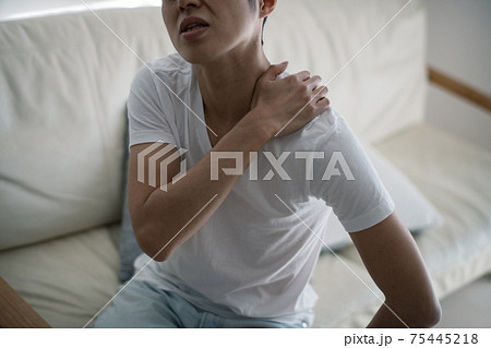 肩こりの男性イメージ・肩が凝る・肩コリ・疲労イメージ 肩こりの男性イメージ・肩が凝る・肩コリ・疲労イメージ 75445218