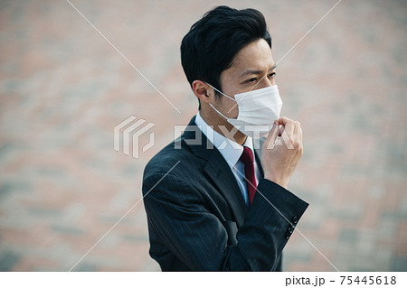 マスクをした30代の日本人ビジネスマン 75445618