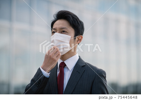 マスクをした30代の日本人ビジネスマン 75445648