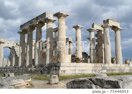 ギリシャのエギナ島のアフェア神殿の遺跡 75446953