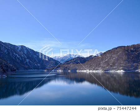 黒部ダムから望む黒部湖と赤牛岳 富山県 75447244