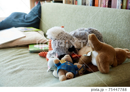 ぬいぐるみなどで散らかったリビング 75447788