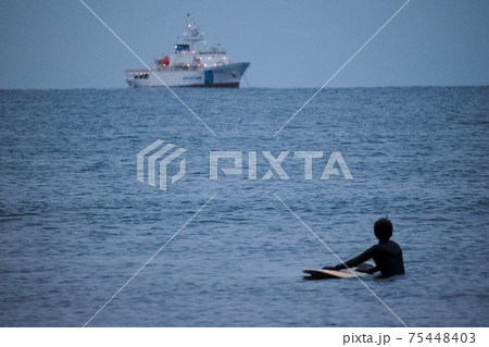 明け方の波待ちと巡視船 75448403