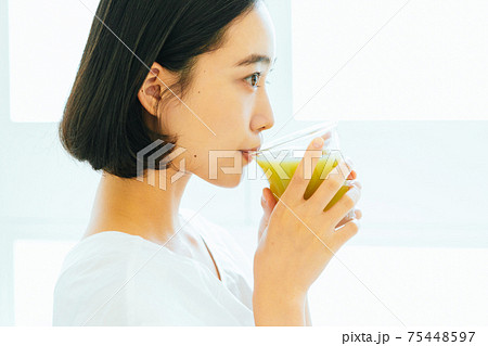 スムージーを飲む女性 75448597