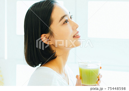 スムージーを飲む女性 75448598