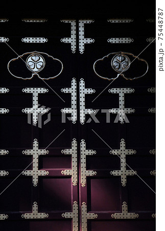 上野東照宮・唐門の扉 75448787