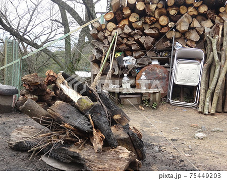 薪の積まれた休憩所(京都) 薪の積まれた休憩所(京都) 75449203