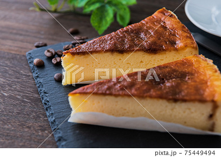 チーズケーキ クローズアップ 黒背景素材 チーズケーキ クローズアップ 黒背景素材 75449494