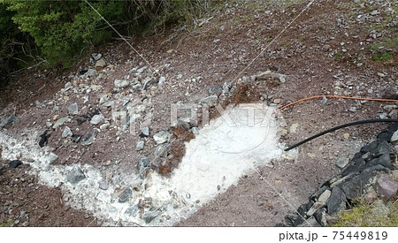 那須岳にある白濁した湯船の野湯「膳棚の湯」空撮ヨリ 那須岳にある白濁した湯船の野湯「膳棚の湯」空撮ヨリ 75449819
