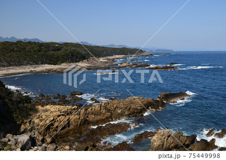 梶取崎から燈明崎へと延びる海岸線を望む 梶取崎から燈明崎へと延びる海岸線を望む 75449998