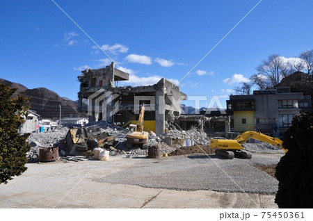 解体されてゆく建築物 解体されてゆく建築物 75450361
