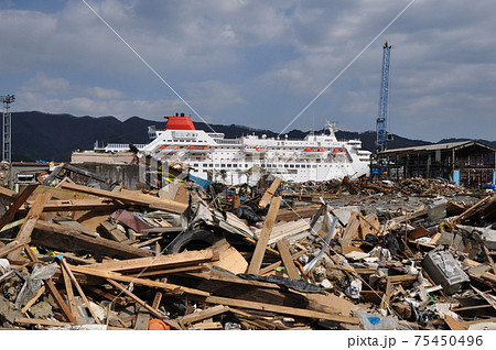 震災約1カ月後に大船渡湾に入港したふじ丸 震災約1カ月後に大船渡湾に入港したふじ丸 75450496