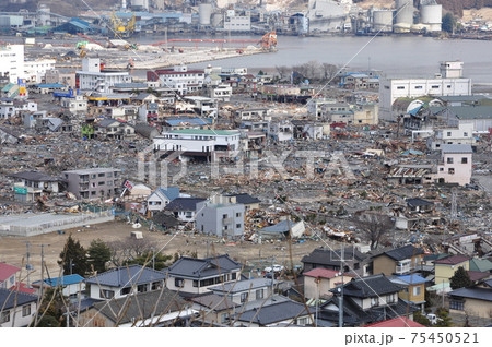 東日本大震災　翌日の大船渡の町 75450521