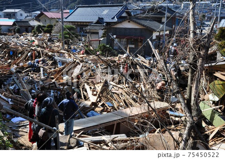 東日本大震災　翌日の被災地大船渡 75450522