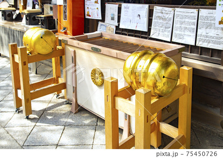 白峯神宮　本殿　鞠の鈴 75450726