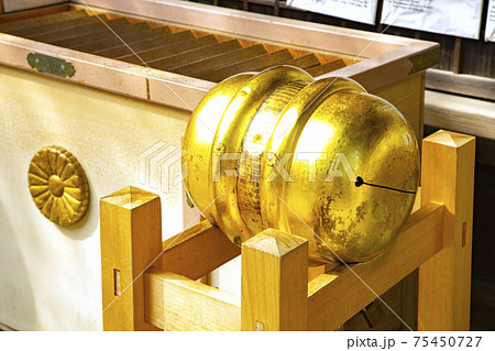 白峯神宮　本殿　鞠の鈴 75450727