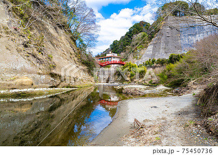 水面に写る出世観音橋 75450736