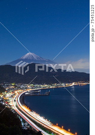 静岡由比 富士山と高速道路の絶景の写真素材