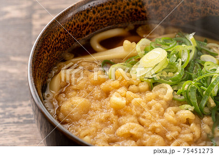 昼食にたぬきうどん 75451273