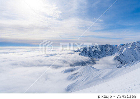 雪の唐松岳の登山風景　【長野県】 75451368