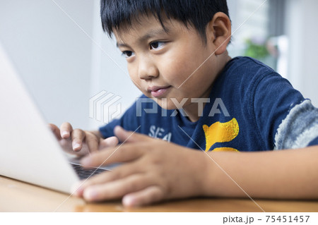 パソコンを操作する小学生 パソコンを操作する小学生 75451457