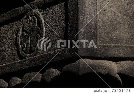 上野東照宮・石灯籠の火袋を支える中台に刻まれた徳川家の家紋三つ葉葵 75451473