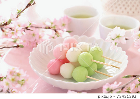 手作りお花見団子　おうちでお花見　ティータイム 75451592