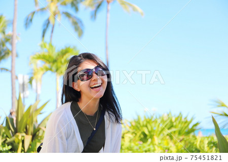 ハワイのワイキキを散歩する女性の写真素材