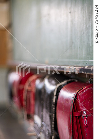 【旧遷喬尋常小学校】ランドセルと黒板 75452284