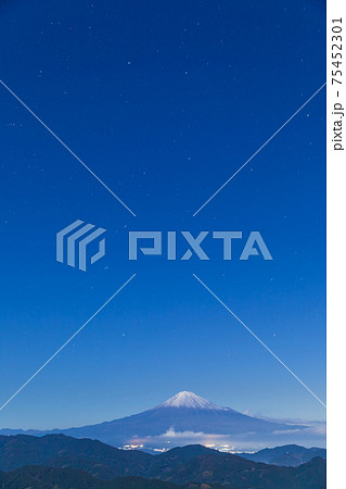 静岡_雲海残る峡谷と星空の絶景 静岡_雲海残る峡谷と星空の絶景 75452301