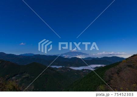 静岡_雲海残る峡谷と星空の絶景 静岡_雲海残る峡谷と星空の絶景 75452303