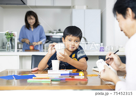 小学生 親子 工作の写真素材