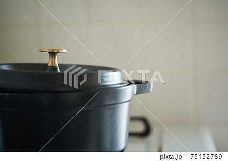 洋風鍋で料理を煮込む 75452789