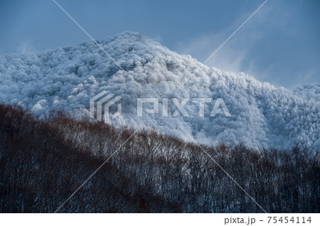新雪の山 75454114