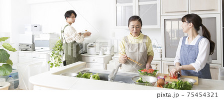 調理風景 親子 家族 キッチン 調理風景 親子 家族 キッチン 75454321