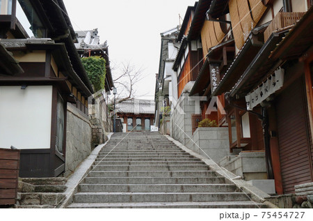京都の歴史的な町並み　産寧坂（三年坂） 75454727