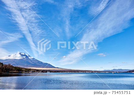 冬、12月としては冠雪が少ない富士山を夕焼けの渚展望台そばの湖畔から望む 山梨県 山中湖村 75455751