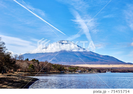 冬、12月としては冠雪が少ない富士山を夕焼けの渚展望台そばの湖畔から望む 山梨県 山中湖村 冬、12月としては冠雪が少ない富士山を夕焼けの渚展望台そばの湖畔から望む 山梨県 山中湖村 75455754