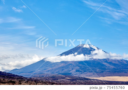 冬、12月としては冠雪が少ない富士山を山中湖パノラマ台付近から望む 冬、12月としては冠雪が少ない富士山を山中湖パノラマ台付近から望む 75455760