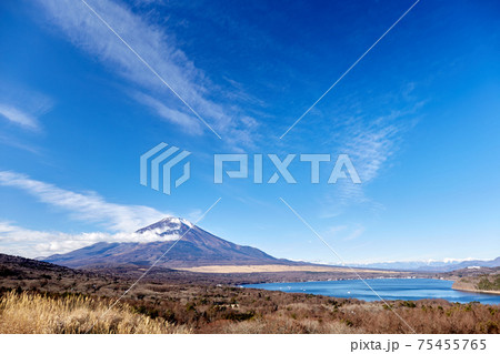 冬、12月としては冠雪が少ない富士山を山中湖パノラマ台付近から望む 冬、12月としては冠雪が少ない富士山を山中湖パノラマ台付近から望む 75455765