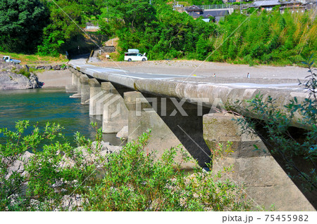四万十川・長生沈下橋・キャンプやカヌーで夏場は多くの観光客で賑わう沈下橋・高知県・四万十市(5) 四万十川・長生沈下橋・キャンプやカヌーで夏場は多くの観光客で賑わう沈下橋・高知県・四万十市(5) 75455982