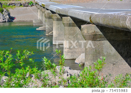 四万十川・長生沈下橋・キャンプやカヌーで夏場は多くの観光客で賑わう沈下橋・高知県・四万十市(6) 75455983