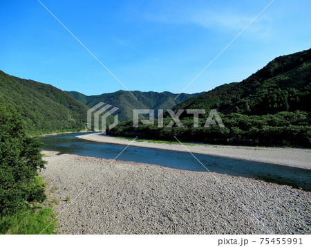 四万十川・高瀬沈下橋・静かな水面に映える沈下橋から眺める四万十川の流れ・高知県・四万十市(3) 75455991