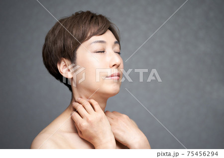 首元を気にする中年の日本人女性 首元を気にする中年の日本人女性 75456294